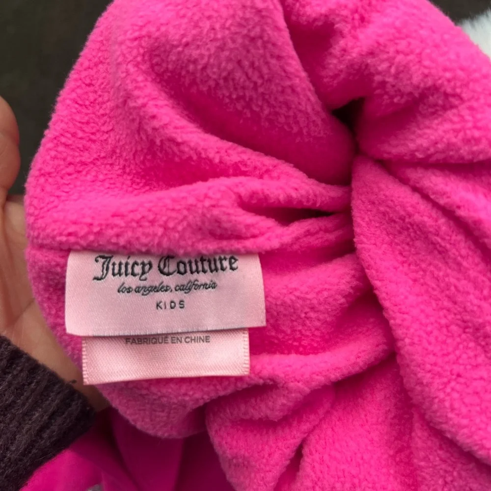 Juicy Couture Kids set, incluye hat scarf and glove color pink
